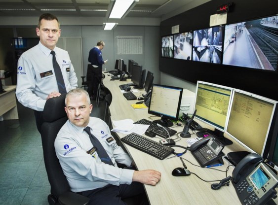 Olivier Libois (staand) en Pascal Wautelet in het commandocentrum van de spoorwegpolitie in Brussel-Zuid.