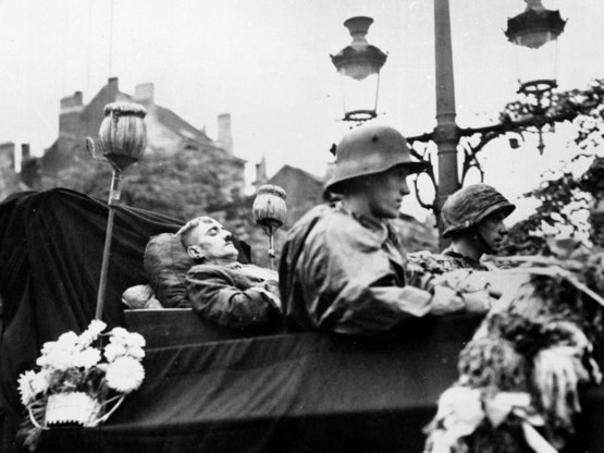 Terwijl de Marollen Hitler in september 1944 ten grave dragen, nemen militairen het archief van de Duitse ambassade in beslag.