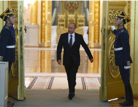 President Poetin komt aan in het parlement om een sessie over de Krim toe te spreken.