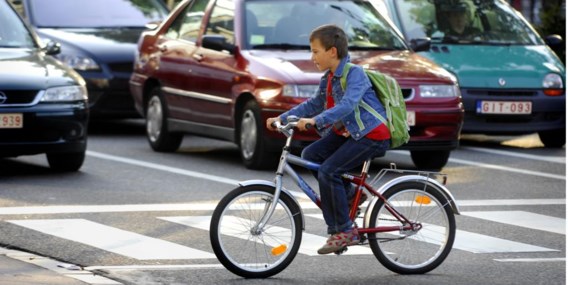 ‘In een schoolstraat is alleen doorgaand verkeer mogelijk te voet of met de fiets.’