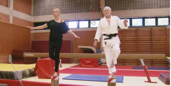 Lesley-Ann Poppe kampt met Etienne Vandemerle, een meester in de gevechtssport, in het VTM-programma ‘Beat Da Bompaz’. Daarin nemen jonge Bekende Vlamingen het in allerhande competities op tegen ouderen.