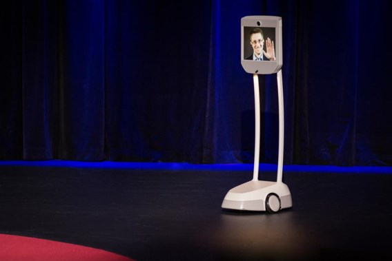 Edward Snowden dook onaangekondigd op als robot-avatar op de TED-conferentie in Vancouver.