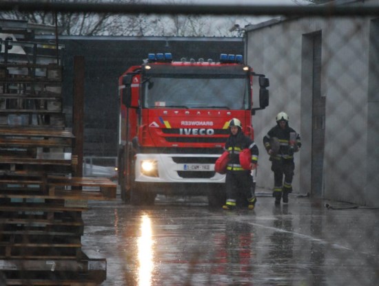 De brandweer had uren werk om de silo leeg te maken.