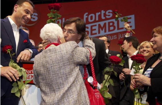Kandidaat Elio Di Rupo omhelst Renée Vankeleffe, de voorzitster van de PS-seniorenfederatie.