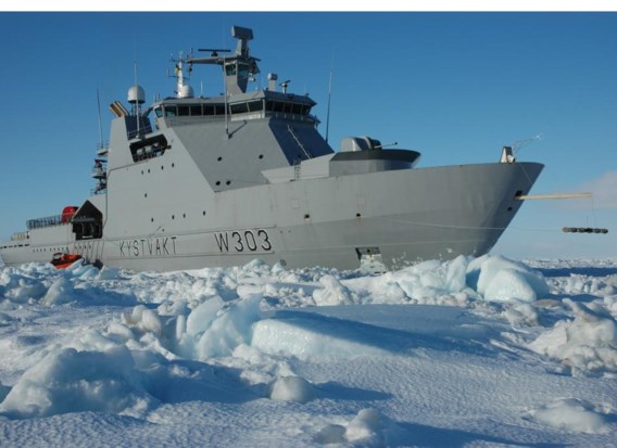 De KS Svalbard van de Noorse kustwacht in de Barentszzee, in maart 2007. De jongste jaren vermindert het ijs.