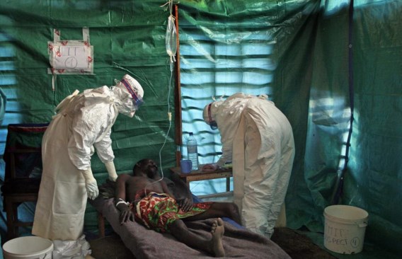 Medewerkers van Artsen Zonder Grenzen aan het werk in het Congolese Kampungu tijdens een uitbraak van ebola in 2007.