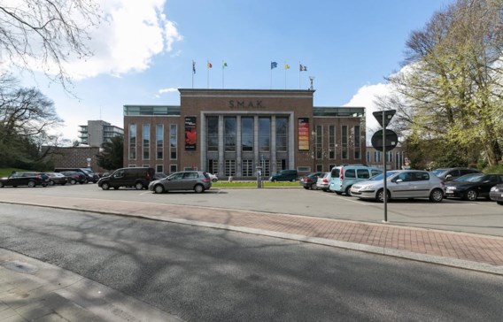 Het Gentse stadsbestuur wil het plein voor het SMAK omdopen tot het Jan Hoet-plein, ter ere van de overleden kunstpaus.