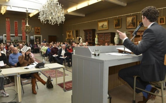 De veilingmeester is telkens maanden met zijn veiling bezig.