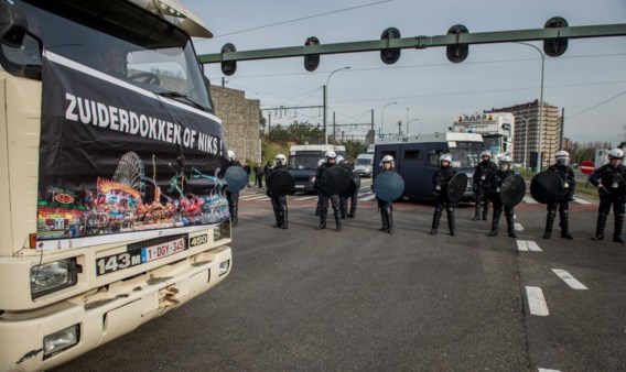 Talrijke foorkramers sloten belangrijke kruispunten af met vrachtwagens. De politie bracht onder meer een waterkanon in stelling.