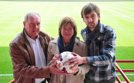 Rik Doop (Noord Star Heule), schepen van Sport An Vandersteene en Jelle Schelstraete namens KVK geloven erin.