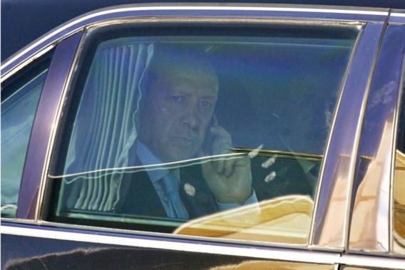 Bijna dagelijks lekken (vermeende) opnames van gênante telefoongesprekken van premier Tayyip Erdogan op het internet.