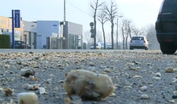 De Rijksweg was hier en daar bedekt onder een gladde laag aardappelschilfers.