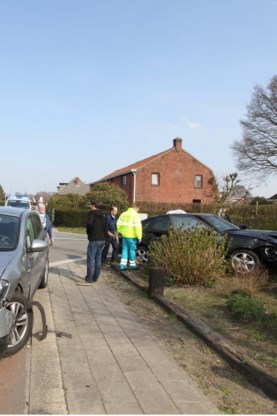 De auto belandde tegen een boom