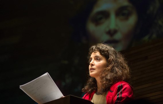 Actrice Sasha Ö Soydan brengt de integrale tekst van Breiviks verdediging. ‘Ik wil dat het publiek deelneemt’, zegt maker Milo Rau.