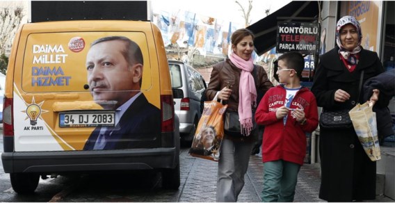 Uit de luidsprekers van dit campagnebusje in Istanbul schalt het steunlied voor premier Erdogan, de man die volgens de slogan ‘altijd in dienst van het volk’ staat.