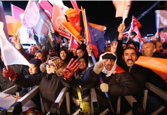 Vreugde bij de aanhangers van de Turkse premier Erdogan, na het verkiezingsucces van de AKP.
