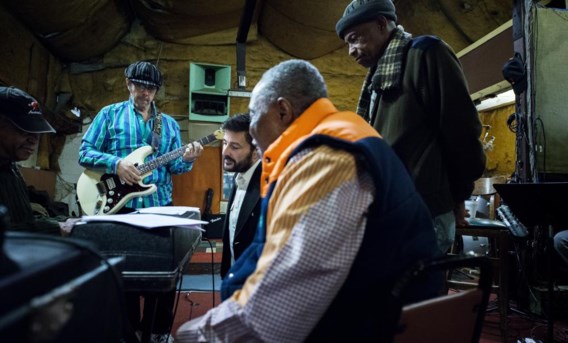 Sam Moore (vooraan) neemt ‘They killed a king’ op. Tom Schoepen links van hem.