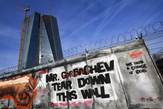 Creatieve graffiti op de schutting rond het nieuwe gebouw van de Europese Centrale Bank in Frankfurt.