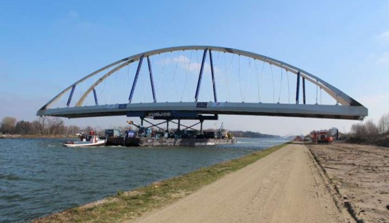Onder de kanaalbrug in Vroenhoven werd de samenwerking tussen nv De Scheepvaart en de havens van Luik en Antwerpen versterkt.