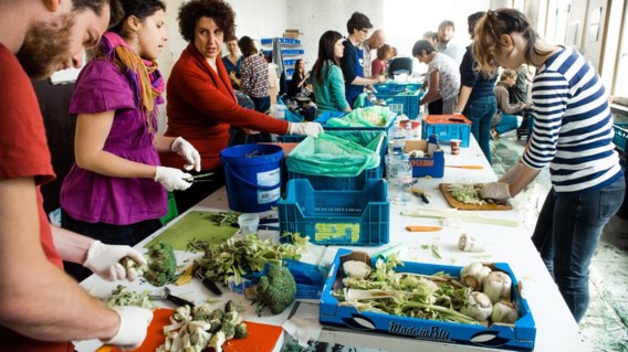 Tientallen vrijwilligers zijn in de Brusselse Voedselbank druk doende met groenten sorteren, schoonmaken en snijden.Disco Soupe maakt soep van overschotten op de markt.