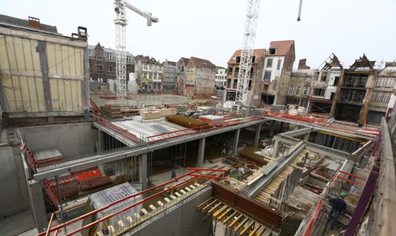 Ondergronds komen er winkels en parkeeplaatsen.