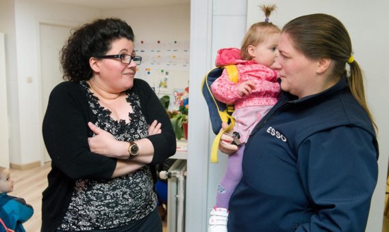 Zaakvoerster Ouarda Abdouni geeft uitleg aan Lia De Valckenaere die gisterenmorgen niet op de hoogte was van de sluiting.