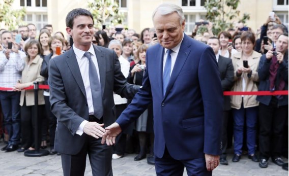 De nieuwe Franse premier Manuel Valls (l.) neemt afscheid van zijn voorganger Jean-Marc Ayrault.