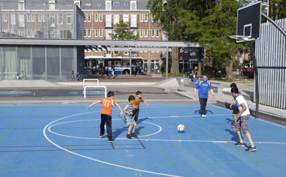 Voetballen op een basketpleintje: het is een schending van de GAS-wet.