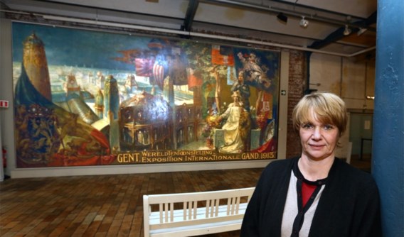 Directeur Ann Van Nieuwenhuyse bij het te restaureren schilderij.