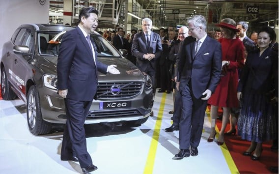 President Xi Jinping (links) en koning Filip bij de 300.000ste wagen voor de Chinese markt.
