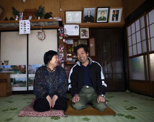 Met een brede smile poseren Toshio Koyama, 72, en zijn vrouw Kimiko, 69, in hun living. Drie jaar na de kernramp in Fukushima mocht het Japanse stel gisteren eindelijk opnieuw naar huis. In totaal kregen 355 inwoners van een deel van het district Miyakoji in de stad Tamura hetzelfde groen licht. Het is voor het eerst dat een evacuatiebevel voor omwonenden van de kerncentrale wordt opgeheven. Volgens het stadsbestuur werd de beslissing genomen omdat het stralingsniveau in het district relatief laag ligt. Toch wordt verwacht dat meer dan de helft van de 355 omwonenden voorlopig nog niet naar huis zal terugkeren. Velen zijn nog altijd erg bezorgd over de gezondheidsrisico’s.De kerncentrale van Fukushima werd op 11 maart 2011 zwaar beschadigd door een aardbeving en tsunami. In drie reactoren deed zich een meltdown voor. Minstens 130.000 mensen omwonenden binnen een straal van 20 km kregen toen het bevel om hun woning te verlaten.