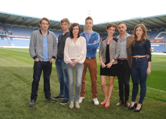 Een deel van de cast van 'Spitsbroers' in de Cristal Arena van KRC Genk.