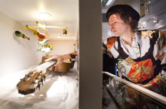 Johannes Verschaeve legt zijn gitaar te vondeling. ’Ik kroop soms met mijn gitaar in bed. ‘t Is een vriendje.’