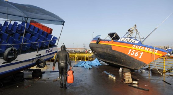 De tsunami heeft boten aan land gespoeld in Iquique.