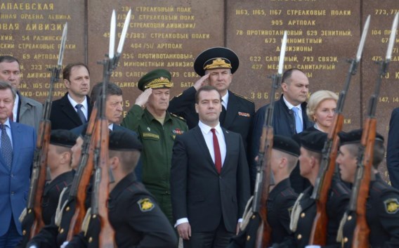 De Russische premier Medvedev op een herdenkingsdienst op De Krim.