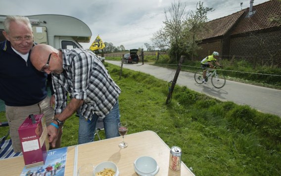 Ronny Corbaine en Dany Debondt drinken een glaasje wijn.