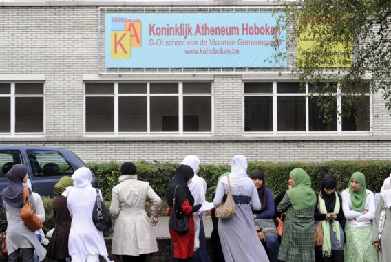Toen het atheneum van Hoboken in 2009 een hoofddoekverbod instelde, werd daar fel tegen geprotesteerd.