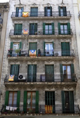 Inwoners van Barcelona hebben Catalaanse separatistische vlaggen aan hun balkon gehangen om de vraag naar een referendum te steunen. 