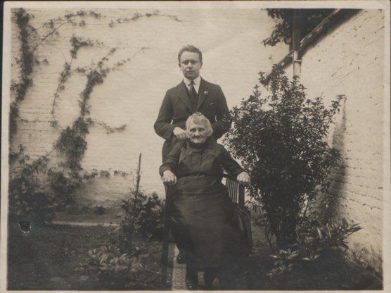 Victor Brunclair met zijn grootmoeder.