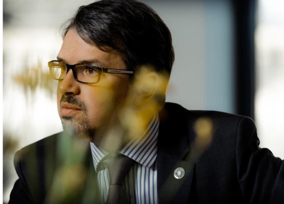 Frédéric Van Leeuw blijft de integrale aanpak van terrorisme, criminele motorbendes en de rondtrekkende daderbendes als een prioriteit zien. ‘Wat ik ook meer wil ontwikkelen, is de strijd tegen cybercrime en het aanpassen van de wet aan de razendsnelle informatisering van onze samenleving.’
