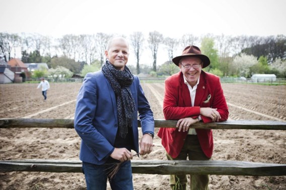 Kersvers Boechouts wijnbouwer Lode Van den Brande (l.) krijgt advies van expert Geurt van Rennes van wijnkasteel Genoels-Elderen.