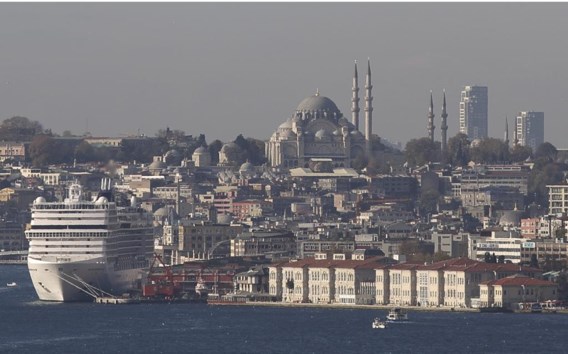Istanbul versterkt zijn rol als centrum van politieke, zakelijke en culturele activiteit op het kruispunt van Europa en Azië.