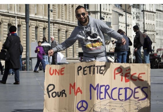 Deze man in Parijs steekt de draak met de stereotiepen over de Roma.