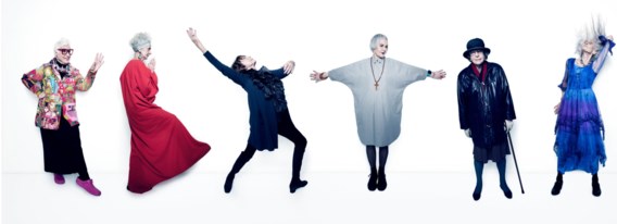 Sue (73), Bridget (75), Gillian (87), Jean (75), barones Trumpington (91) en Daphne (85): allesbehalve grijze muizen.