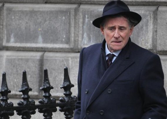 Gabriel Byrne haalt zijn gamma getormenteerde blikken boven.