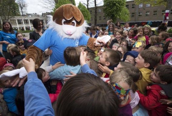 Op zestien plaatsen in Vlaanderen is gisteren een kinderknuffelmoment gehouden tegen pesten en zinloos geweld. De vzw Idee Kids nodigde de paashaas uit op haar kamplocaties en liet 2.000 kinderen de haas en elkaar knuffelen.Idee Kids organiseerde de knuffelactie voor het achtste jaar op rij, samen met de vzw Zinloos Geweld. ‘Ook op kamp komen kinderen soms in conflictsituaties terecht. Met onze groepsknuffel willen we hen sensibiliseren om geweld nooit als een oplossing te zien.’ Elk jaar worden naar schatting ruim 35.000 kinderen gepest. www.ideekids.bewww.tegenpestenengeweld.be