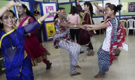 Transgenders vieren in Mumbai de beslissing van het Indiase Hooggerechtshof.