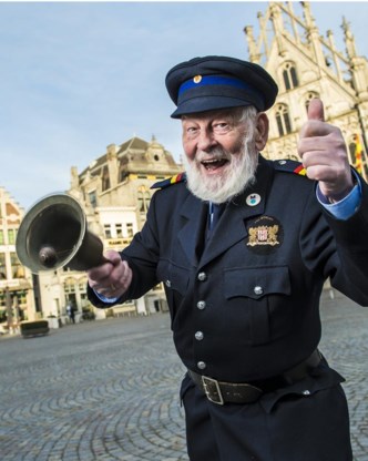 Swa toont nog heel even hoe het moet, dat belleman spelen.