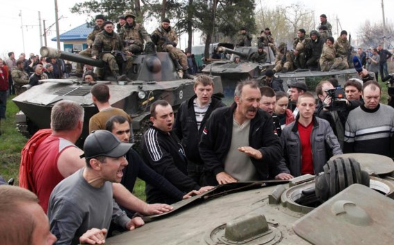 Pro-Russische betogers discussiëren met Oekraïense militairen nabij Kramatorsk.