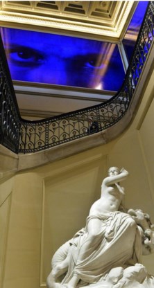 ‘Het blauwe uur’ is ook de inspiratiebron van Jan Fabre; hier in een werk dat hij in 2013 in de Brusselse Musea voor Schone Kunsten installeerde. 